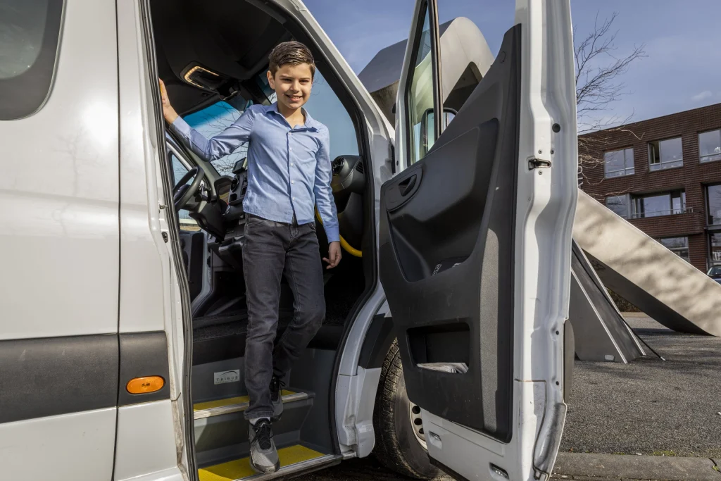 Chauffeur stapt uit de bus van het leerlingenvervoer