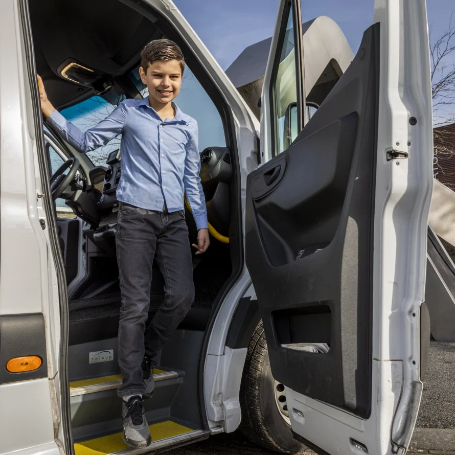 Chauffeur stapt uit de bus van het leerlingenvervoer