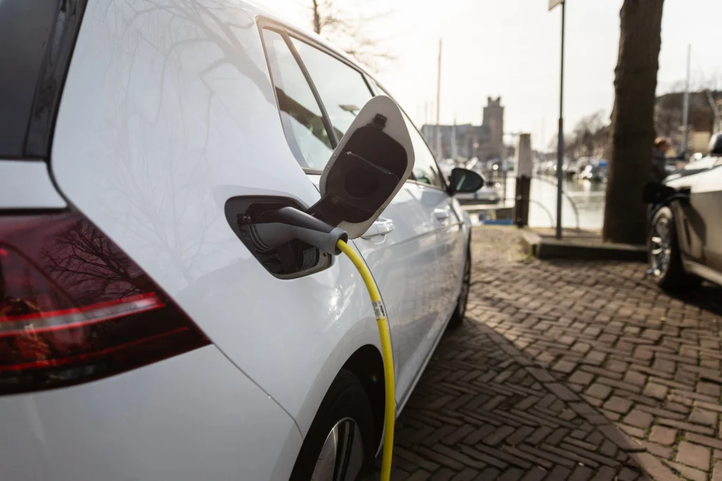 Elektrische auto van Taxi Stam aan de laadpaal