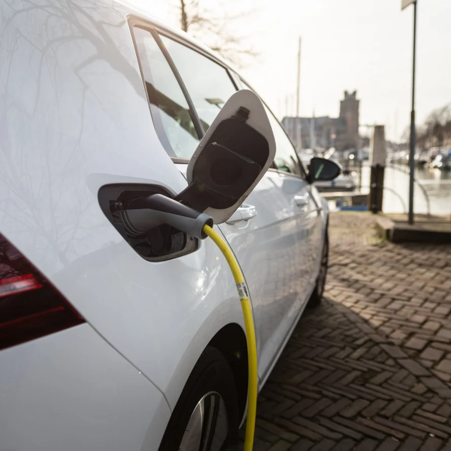 Elektrische auto van Taxi Stam aan de laadpaal
