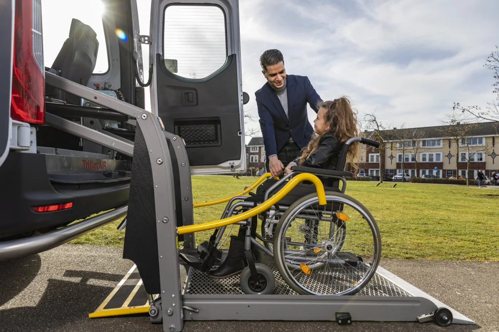 Passagier in rolstoel op de rolstoellift van de bus