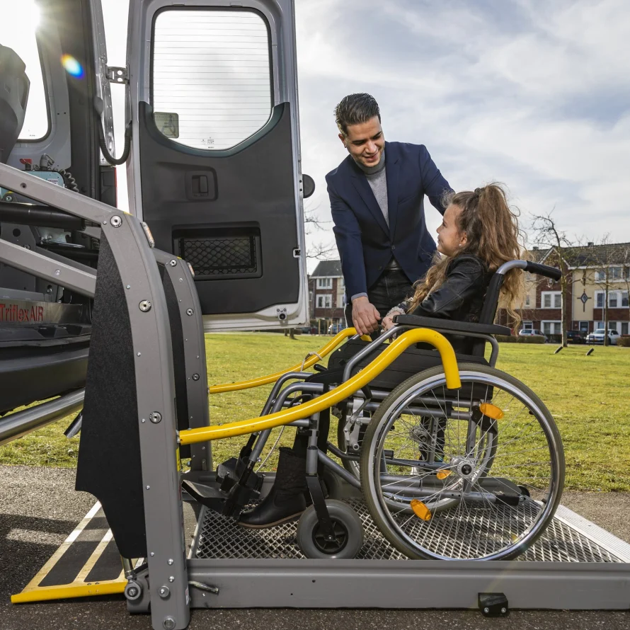 Passagier in rolstoel op de rolstoellift van de bus